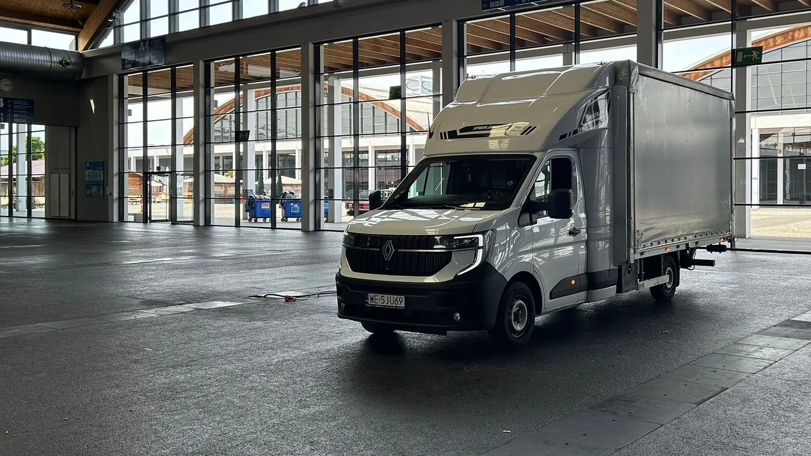 Bus MESO z zabudową plandekową w hali targowej